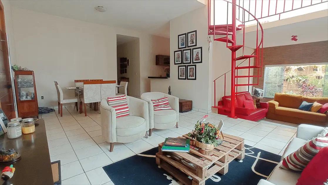 Casa de esquina com 4 quartos. Área total de 440m² com 250m² de área construída. Gentil Meireles - Goiânia-GO. — Setor Gentil Meireles