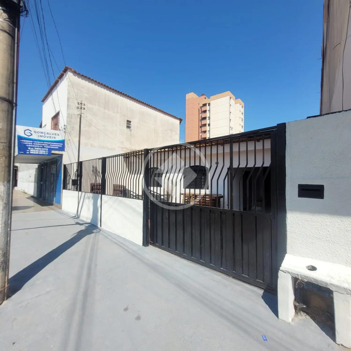 Casa em Caldas Novas, sendo 5 quartos 3 suítes com 287,99m² — Centro